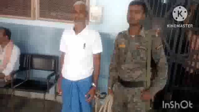 सूर्यगढ़ा -मानो गांव से एक वारंटी को गिरफ्तार कर पेशी के लिए पुलिस हिरासत में भेजा गया लखीसराय न्यायालय।