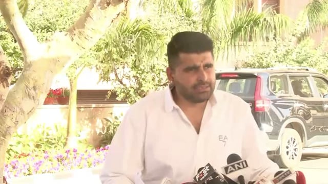 राजस्थान में शिक्षा व्यवस्था को लेकर नेता रविन्द्र सिंह भाटी ने गंभीर सवाल उठाए हैं। उन्होंने प्रदेश में शिक्षा के स्तर और स्कूलों की हालत पर चिंता व्यक्त करते हुए कहा कि शिक्षा के क्षेत्र में सुधार की सख्त आवश्यकता#politics