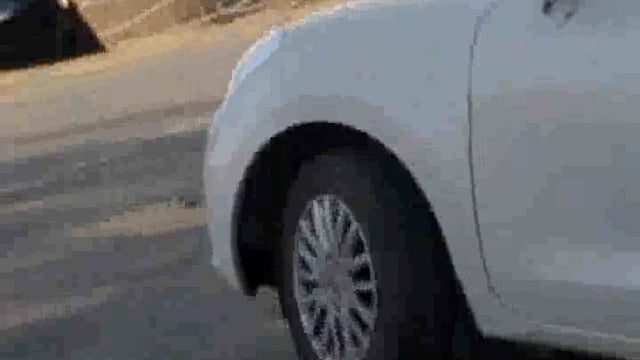 पलिया में लाल-नीली बत्ती लगाकर घूम रही एक निजी कार 