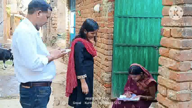 लक्ष्मीपुर चिरैया पंचायत में बीडीओ ने आवास सर्वे के संदर्भ में किया जांच।
