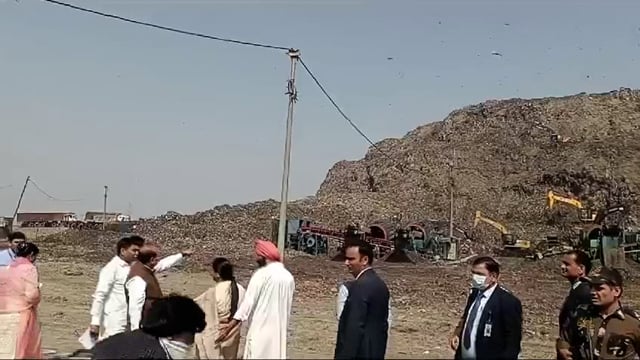 दिल्ली की मुख्यमंत्री रेखा गुप्ता और उपराज्यपाल वी.के. सक्सेना ने भलसवा लैंडफिल साइट का दौरा किया। इस निरीक्षण के दौरान उन्होंने साइट की स्थिति का जायजा लिया और पर्यावरणीय सुधारों के लिए आवश्यक कदम उठाने की योजना पर चर्चा की।#politics