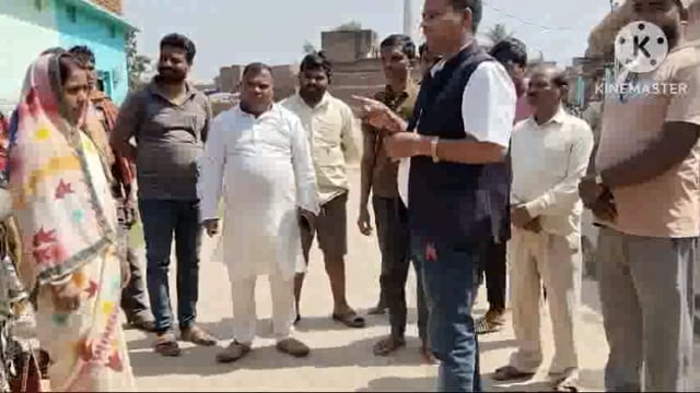 फतेहपुर पंचायत में आवास पर्यवेक्षक के द्वारा शौचालय बनाने के लिए किया गया प्रेरित। मुखिया भी रहे मौजूद।