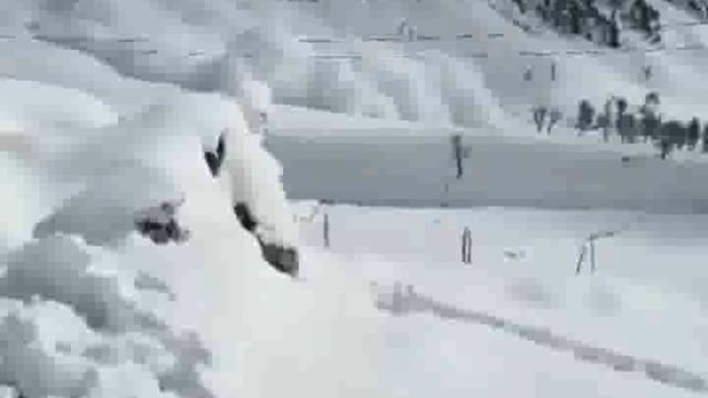 जम्मू-कश्मीर के श्रीनगर-लद्दाख मार्ग पर जोजीला पास के निकट एक भयानक हिमस्खलन#snowfall