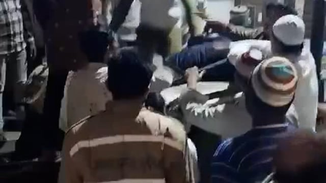 उत्तर प्रदेश के जिला रायबरेली में एक ट्रैक्टर-ट्रॉली ड्राइवर को भीड़ ने इतनी बुरी तरह से पीटा #moblinching