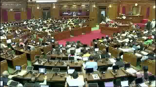 कल किसी माननीय द्वारा गुटखा खा के सदन में ही 