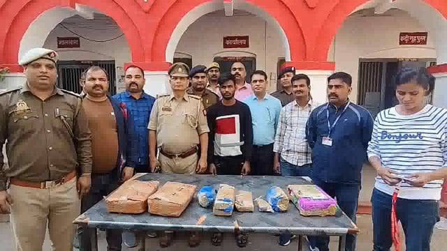 झांसी स्टेशन पर आरपीएफ और जीआरपी की टीम ने एक करोड़ की चांदी के साथ युवक को गिरफ्तार किया