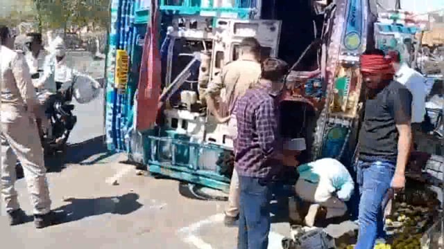 झांसी रक्सा थाना क्षेत्र के ग्राम सिजवाहा के पास शिवपुरी हाइवे पर एक भीषण सड़क हादसा हुआ। यहां संतरे से भरा एक ट्रक पलट 
