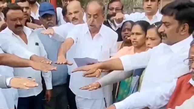 Tamil Nadu: DMK counselor Zakir Hussain was seen removing a bracelet from a woman's hand while taking oath against Hindi. #politics