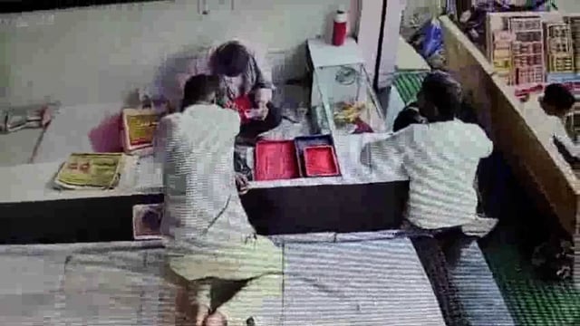 पिनाहट। ग्राहक बनकर आऐ चोरों ने ज्वेलरी से उड़ाए लाखों  के आभूषण 