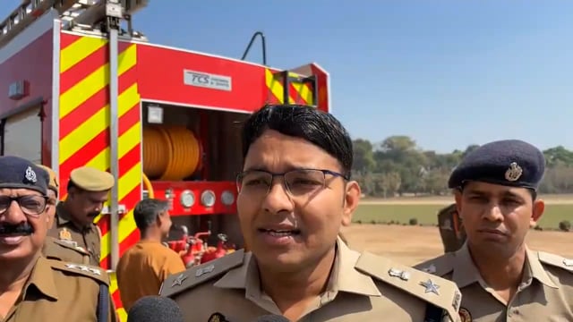  अग्निशमन टीम गोण्डा द्वारा लाए गए संगम,प्रयागराज के पवित्र जल  को पुलिस लाइन में श्रद्धालुओं मैं किया गया वितरित