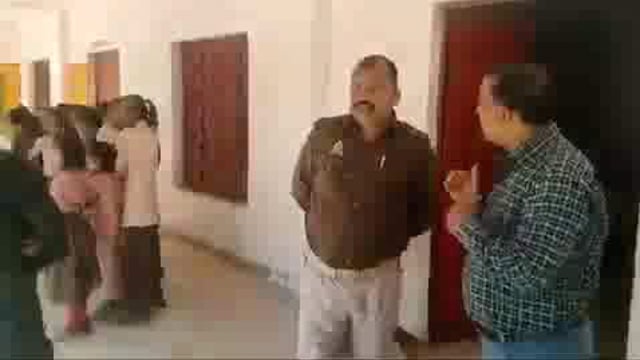 🚸 बाराबंकी

⚠️ पूर्व माध्यमिक विद्यालय में अभिभावकों का हंगामा

👩‍🏫 शिक्षक के ऊपर छात्राओं, अभिभावकों ने लगाए आरोप

🚔 पुलिस ने लोगों को समझाकर मामले को कराया शांत

📝 अभिभावकों ने पुलिस को दिया लिखित शिकायती पत्र

❌ खंड शिक्षा अधिकारी ने शिक्षक को किया निलंबित

🏫 पूरेडलई के पूर्व माध्यमिक विद्यालय का मामला