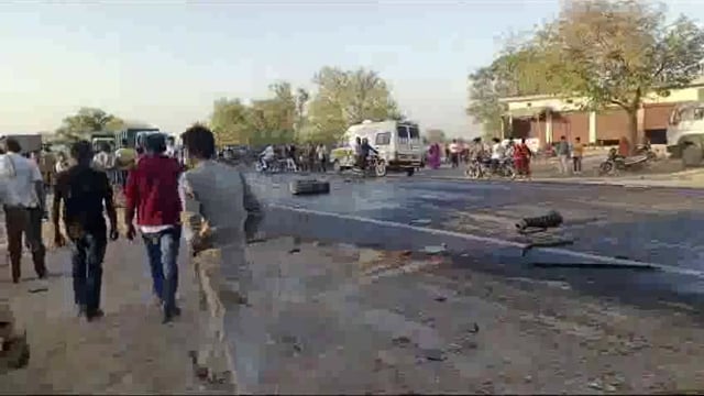 हमीरपुर: उत्तर प्रदेश के सुमेरपुर क्षेत्र के कुंडौरा, नेशनल हाईवे 34 पर दो ट्रकों की तेज रफ्तार में जोरदार भिड़ंत हो गई। इस भिड़ंत के बाद एक ट्रक में भीषण आग लग गई। हादसे में ट्रक चालक की मौके पर ही मौत हो गई, जबकि कई लोग घायल हो गए हैं।
बताया जा रहा है कि खलासी ट्रक में फंसे हुए हैं, जिसकी तलाश की जा रही है। दोनों ट्रकों की टक्कर के कारण पास से गुजर रहा ऑटो रिक्शा भी चपेट में आ गया, जिससे ऑटो सवार कई लोग गंभीर रूप से घायल हो गए।
#accident