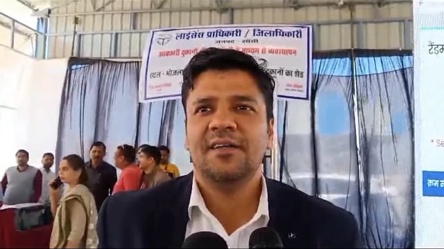 झांसी जनपद के भोजला मंडी में आबकारी आबकारी दुकानों की आवंटन प्रक्रिया जिलाधिकारी अविनाश कुमार के नेतृत्व में शांतिपूर्ण 