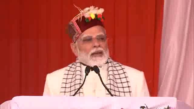 उत्तराखंड: प्रधानमंत्री नरेंद्र मोदी ने उत्तराखंड से पूरे भारत के लोगों, विशेषकर युवाओं से शीतकालीन पर्यटन को अपनाने का आग्रह किया। उन्होंने कहा कि उत्तराखंड की सुंदरता और शीतकालीन पर्यटन की अनूठी संभावनाएं सभी को आकर्षित कर सकती हैं।
प्रधानमंत्री#politics