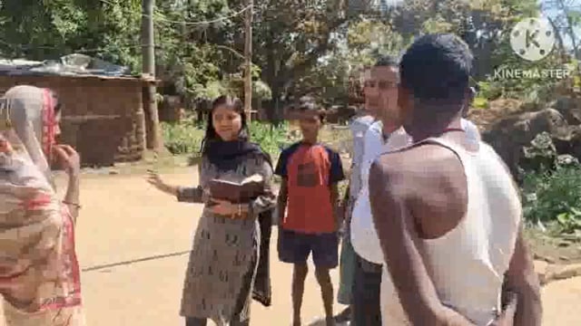 आवास योजना में अनुसूचित जाति के लाभार्थी का नाम सर्वे में जोड़ने हेतु बीडीओ ने किया जागरूक।