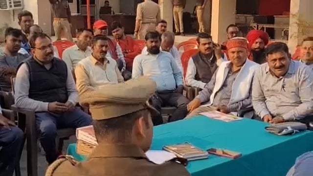 पलिया कोतवाली में त्यौहारों को लेकर हुई बैठक