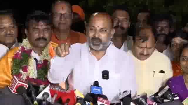 तेलंगाना: भाजपा समर्थित और निर्दलीय उम्मीदवारों ने दो शिक्षक एमएलसी सीटों पर जीत हासिल की है।
मल्का कोमुरैया (भा.ज.पा. समर्थित) ने मेडक-निजामाबाद-आदिलाबाद-करीमनगर क्षेत्र से जीत प्राप्त की।#politics gy