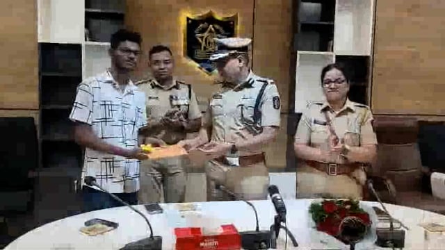 “विशेष पोलीस महानिरीक्षक, कोंकण परिक्षेत्र”, यांच्याहस्ते रत्नागिरी जिल्ह्यातील ‘हरविलेले 75 मोबाईल’ नागरिकांना परत