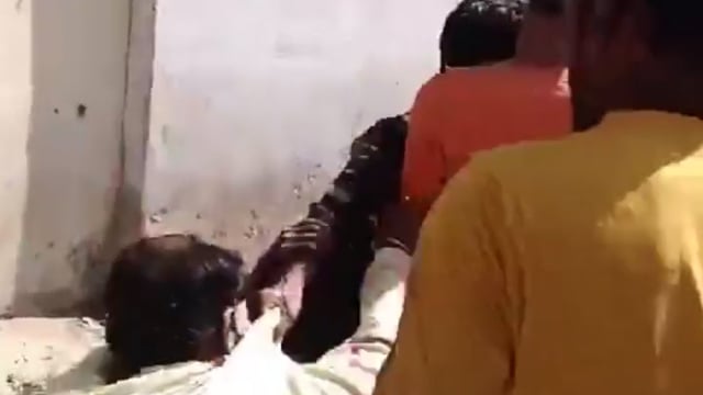 कानपुर में बजरंगदल के कार्यकर्ता को दबंगों ने कट्टे की बट से पीटकर किया मरणासन्न... पिटाई का वीडियो वायरल-रिपोर्ट दर्ज 