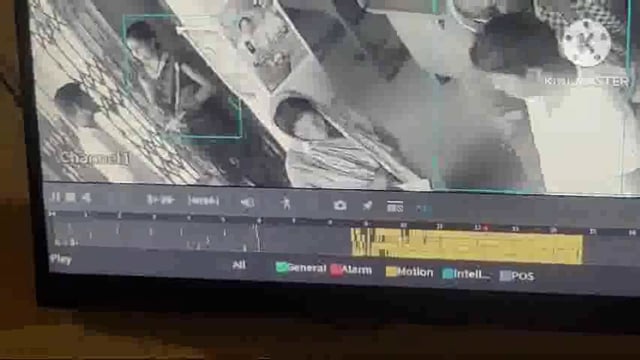 खेमीचक स्थित यूको बैंक में ठगने महिला को 49000 के बदले ₹200000 का कागज का नोट थमा कर हुआ फरार। सीसीटीवी में वारदात कैद।