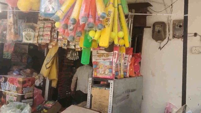 होली पर्व के मद्देनजर अमेठी कस्वे में पिचकारी गुलाल की दुकानें सज गई हैं चहुं ओर होली का शुरूर शुरू हो गया है 