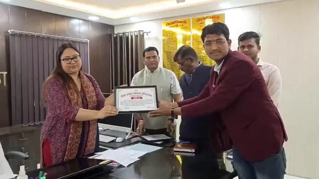 महाशिवरात्रि पर्व के अवसर पर शिव बारात के दौरान भीड़ में गश खाकर गिरे स्थानीय निवासी करन वर्मा आयु 24 वर्ष को प्रशिक्षु 