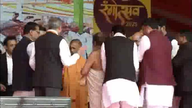 माननीय मुख्यमंत्री का मथुरा जनपद आगमन पर मथुरा के विधायकों ने किया स्वागत सम्मान 