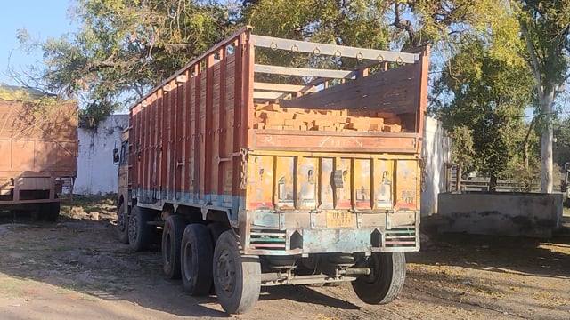 ट्रक की टक्कर से व्यक्ति हुआ घायल 