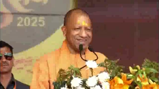 बरसाना में मुख्यमंत्री योगी आदित्यनाथ ने श्रद्धालुओं के आगमन पर स्वागत करते हुए होली पर रंगो उत्सव की वधाई दी