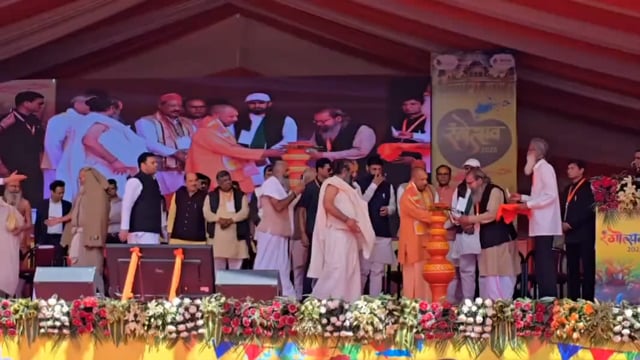 मुख्यमंत्री योगी आदित्यनाथ ने बरसाना में रंगोत्सव 2025 का किया शुभारंभ