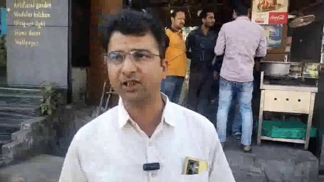 प्रतिष्ठित मिठाई की दुकान में बेची जा रही खराब मिठाई