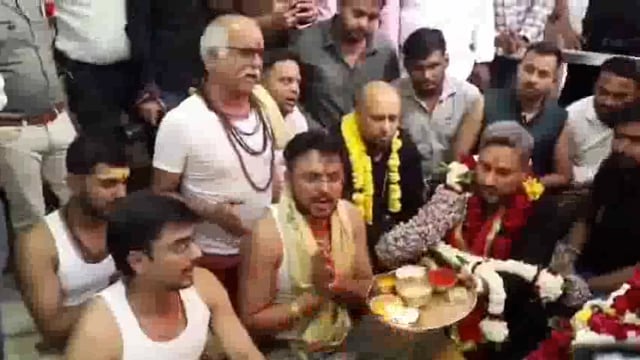 प्रसिद्ध गायक हनी सिंह ने आज उज्जैन के प्रसिद्ध महाकालेश्वर मंदिर में पूजा-अर्चना की#entertainment