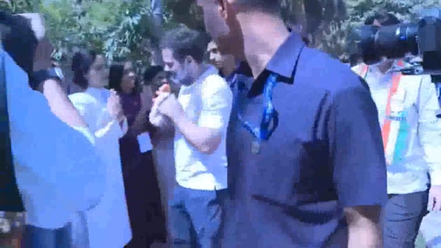 नेता विपक्ष राहुल गांधी ने अहमदाबाद में आयोजित 'कार्यकर्ता सम्मेलन' में महिला कार्यकर्ताओं से मुलाकात की और उन्हें अंतर्राष्ट्रीय महिला दिवस की शुभकामनाएं दीं। #politics