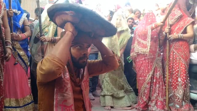 बरसाने की विश्व प्रसिद्ध लठामार होली में प्रेम पगी लाठियों की तड़तड़ाहट से गूंज उठी रंगीली गली।