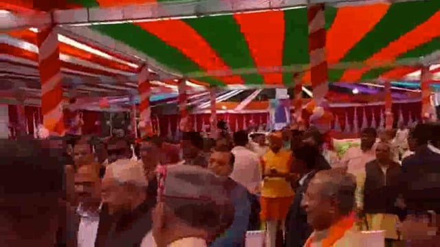Holi Milan celebration in Patna: CM Nitish Kumar tried to touch the feet of BJP MP Ravi Shankar Prasad, the MP stopped him and hugged him 
#politics