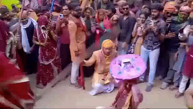 बरसाना: विश्व प्रसिद्ध लाटामार होली में नंदगांव के हुरियारों पर पड़ी प्रेम पगी लाठियां: गूंज उठी रंगीली गली