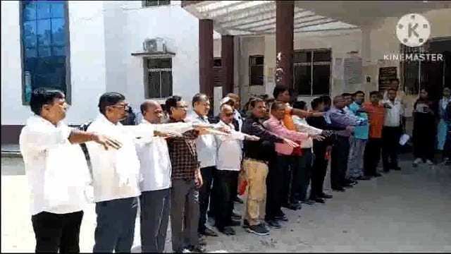 अंतर्राष्ट्रीय महिला दिवस के अवसर पर प्रखंड मुख्यालय परिसर में बीडीओ ने कर्मियों को दिलाई शपथ।