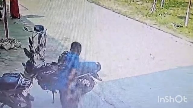 सामुदायिक स्वास्थ्य केंद्र इटियाथोक पर खड़ी साइकिल को चोर के द्वारा चुराने का सीसीटीवी फुटेज आया सामने