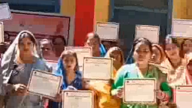 त्रिवेदीगंज मेंअंतराष्ट्रीय महिला दिवस पर उत्कृष्टकार्य करने वाली समूह की महिलाओं को प्रशस्तिपत्र देकर किया गया सम्मानित