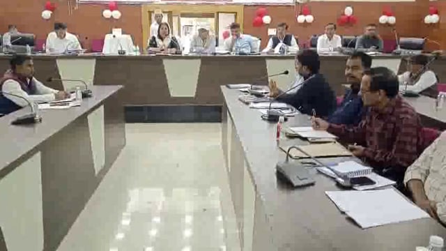 जिला पंचायत सभागार में तहसील सदर गोण्डा के लेखपालों के साथ उनके द्वारा किए जा रहे कार्यों की समीक्षा बैठक करती हुई जिलाध