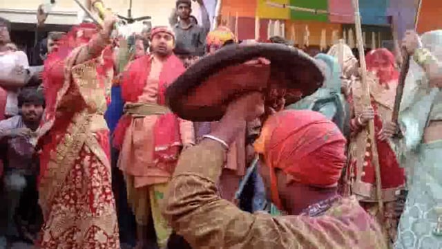 विश्व प्रसिद्ध बरसाने की लठामार होली में हुरियारिनों ने नंदगांव के हुरियारों पर बरसाईं प्रेम पगी लाठियां।
