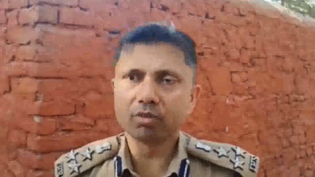 बरसाने की विश्व प्रसिद्ध लठामार होली की जानकारी देते डीआईजी मथुरा शैलेश कुमार पांडे।