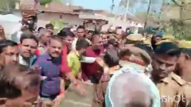 Sitapur:'ब्रेकिंग न्यूज़ सीतापुर पत्रकार गोली हत्याकांड में परिजनों द्वारा पुलिस की कार्यवाही से असंतुष्ट होकरशव रोड पर 