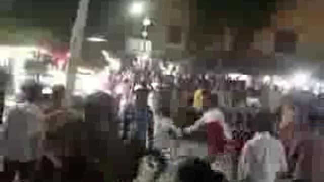 लखीमपुर-दो पक्षों में भिड़ंत के बाद तनाव, फल विक्रेता की लाठी-डंडों से पिटाई की गई

फल विक्रेता के दुकान में तोड़ फोड़ भी की गई, दोनों के बीच मारपीट,आधा दर्जन जख्मी बताए जा रहे

बवाल के बाद मौके पर भारी पुलिस फोर्स को तैनात, पुलिस के सामने फल विक्रेता की लाठी-डंडों से पिटाई, नीमगांव कस्बे में दो पक्षों में मामूली विवाद में मारपीट