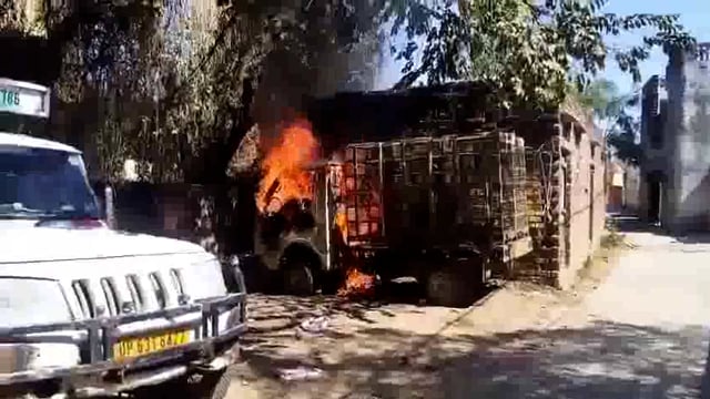 मिर्जापुर: जिले के कोतवाली शहर क्षेत्र में एक बड़ी घटना सामने आई, जब एक मैजिक गाड़ी में अचानक आग लग गई#fair