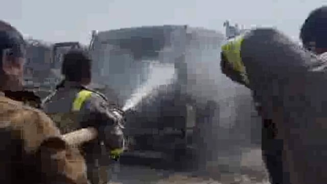 गोरखपुर- अयोध्या नेशनल हाईवे पर चलती ट्रक में अचानक आग लगने से अफरातफरी मच गई ,चालक केविन से कूद कर बचाई जान ।