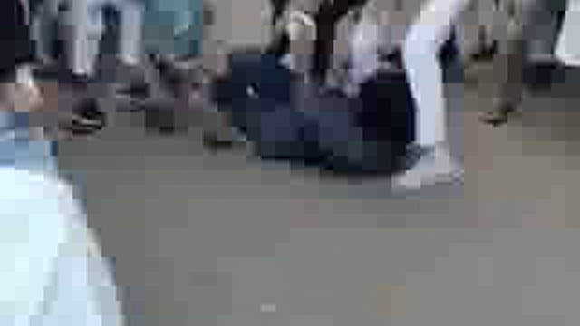 📰 बाराबंकी

💥 दो पक्षों के बीच जमकर मारपीट, वीडियो वायरल

🔹 दुकान लगाने को लेकर कहासुनी, जमकर मारपीट

🔹 एक पक्ष ने दूसरे पक्ष पर लाठी-डंडों से किया हमला

🔹 पीड़ित रंजीत वर्मा ने फराज अंसारी पर आरोप लगाया

🔹 फराज समेत आधा दर्जन लोगों पर मारपीट का आरोप

🔹 कोतवाली नगर क्षेत्र के मुंशीगंज गली का पूरा मामला