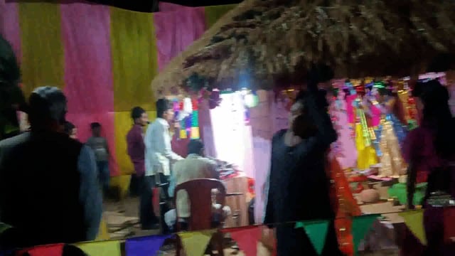 प्रखंड के गनोरा में आयोजित अखंड रामधुन संकीर्तन में नाचते गाते भक्तजन 