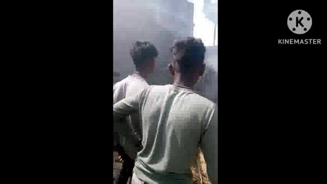सलेमपुर गांव में शरारती तत्वों में पुआल की टाल में लगाया आग।10000 की संपत्तिजलकर हुई राख ।