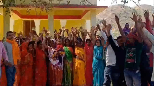 पंचायत मुख्यालय से काफी दूर जंगली भागों में पंचायत सरकार भवन बनाने के विरोध में सैकड़ो ग्रामीणों ने किया उग्र प्रदर्शन